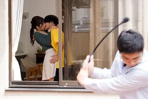 Cô nhân viên bị cấp trên tống tình khi phát hiện bí mật cô từng là gái bán dâm
