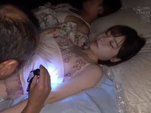 Cả đêm không ngủ cùng cô đồng nghiệp